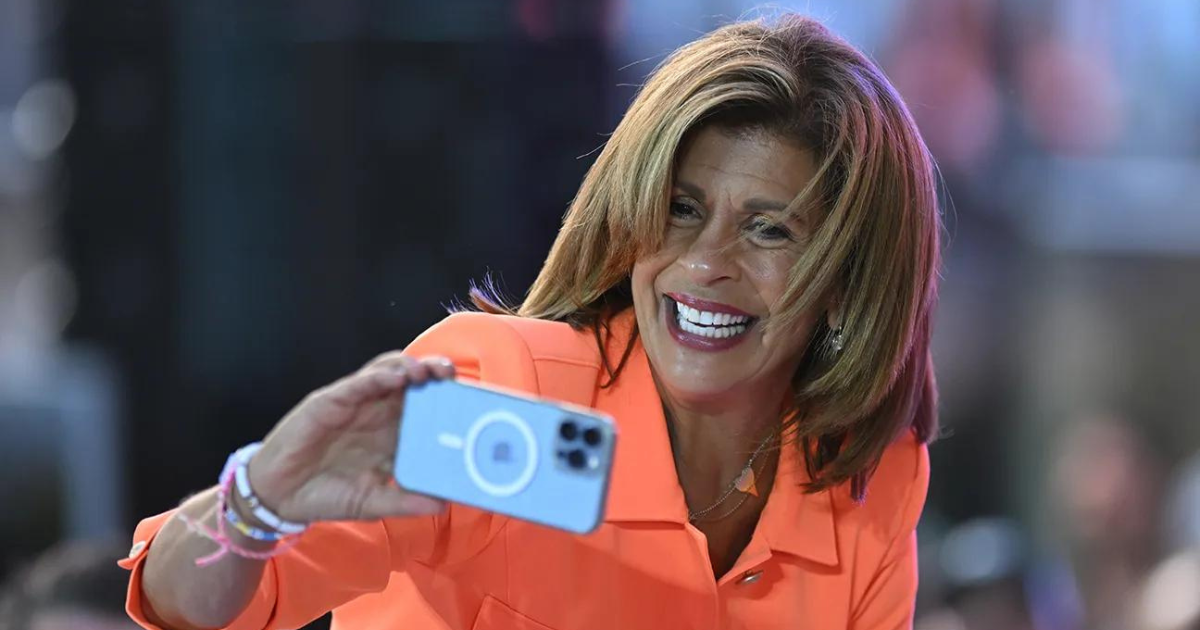 Hoda Kotb "blacks out" as she poses with Tom Cruise at the Paris Olympics